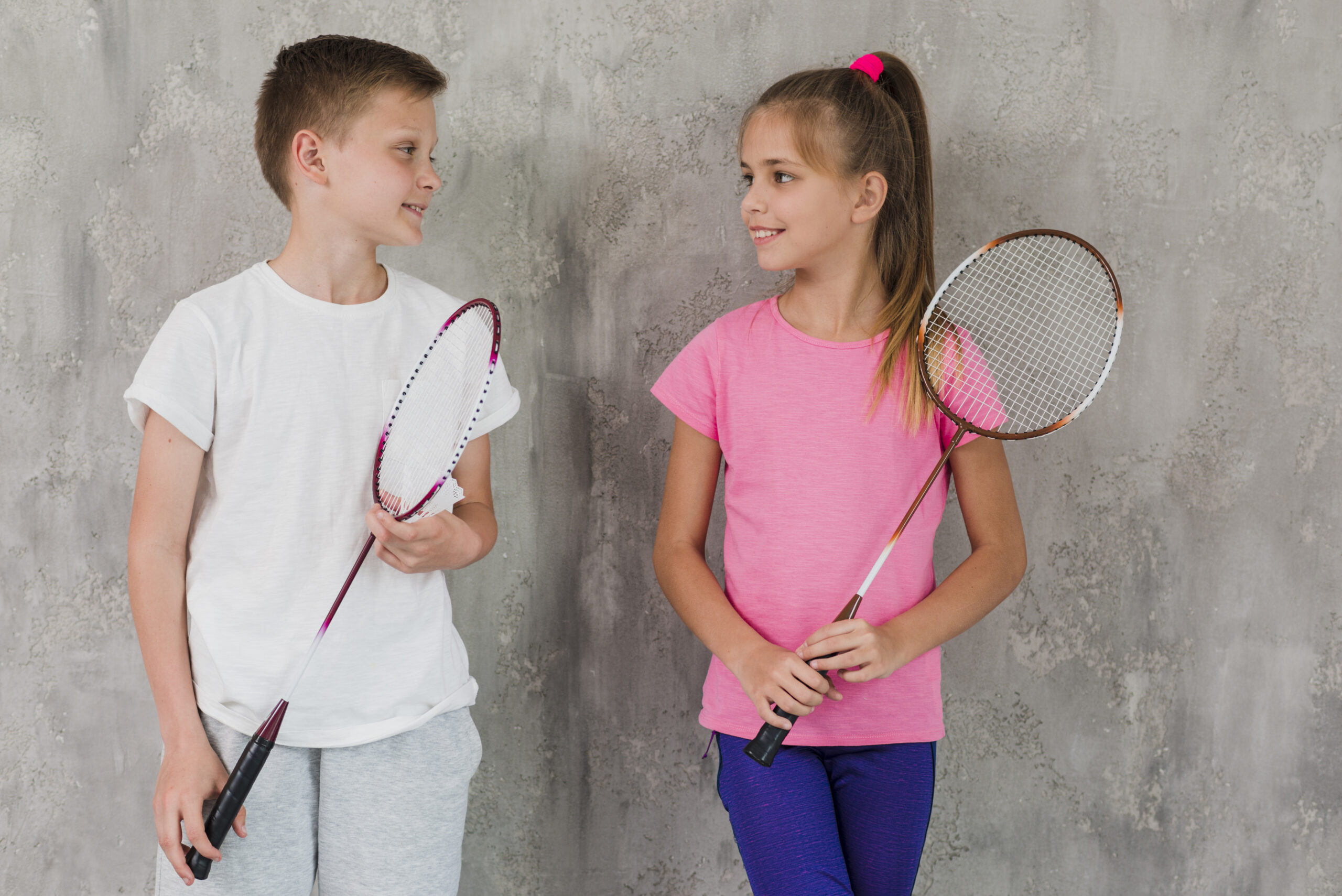 https://bedminton.sportsystem.sk/wp-content/uploads/2017/11/portrait-boy-girl-holding-racket-hand-standing-front-concrete-wall-scaled.jpg